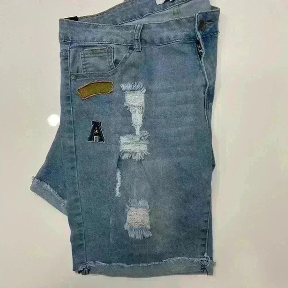 Stretchy Size 16 jean shorts decorative patches Item# 5H - Picture 4 of 4